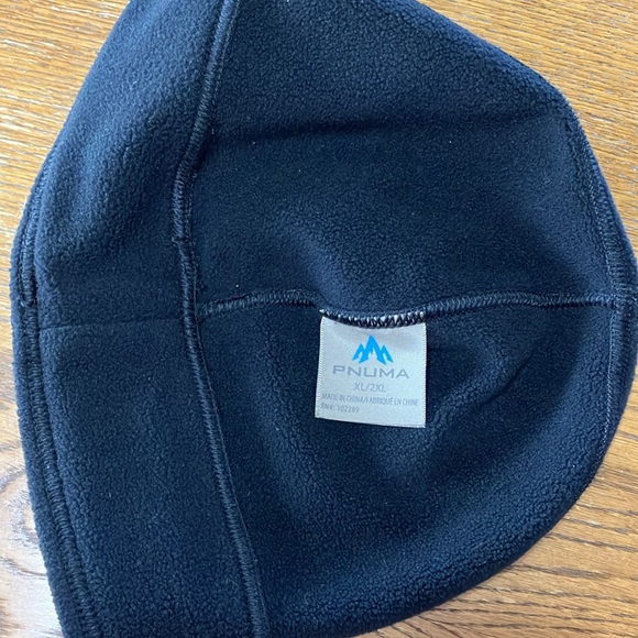 MENS PNUMA HAT
OUTSIDE IS POLYESTER 
INSIDE IS FLEECE SIZE XL-2XL
EXCELLENT COND - Picture 5 of 7